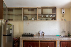 Kühlschrank, Toaster, Mixer, Kochgeschirr/Geschirr/Besteck