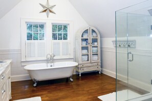 Combined shower/bathtub, hair dryer, towels, soap - Beautiful Bright 6 bedroom home in the heart of Buckhead (Atlanta)