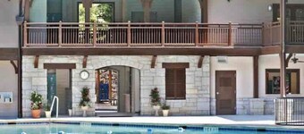 Beautiful Bright 6 bedroom home in the heart of Buckhead