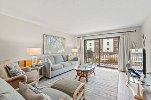 TV - Breathtaking views of the ocean and and steps from the beach (Myrtle Beach)