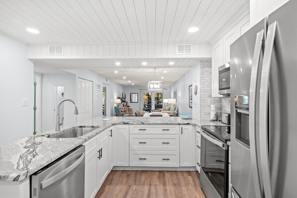 Kühlschrank, Mikrowelle, Ofen, Geschirrspüler