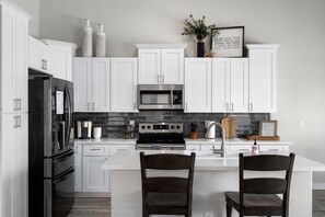 Réfrigérateur, four à micro-ondes, un four, surface de cuisson