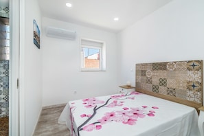 2 bedrooms, iron/ironing board, travel cot, free WiFi
