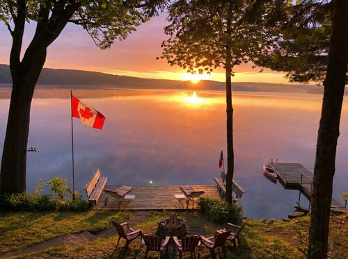 Waterfront Cottage on Halls Lake