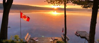 Waterfront Cottage on Halls Lake