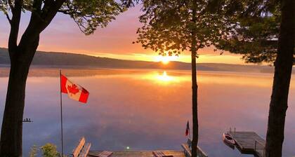 Waterfront Cottage on Halls Lake