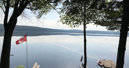 Waterfront Cottage on Halls Lake