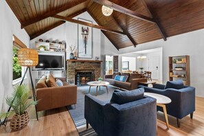 TV, fireplace, video games, offices - Sunny Chalet - 1 block to Bentonville DT-Sleeps 10 (Bentonville)