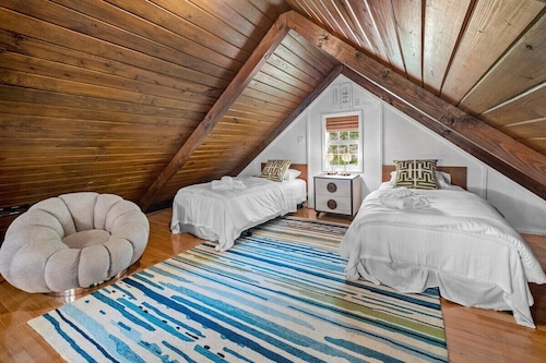 Sunny Chalet - 1 block to Bentonville DT-Sleeps 10