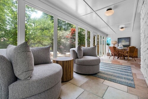 Sunny Chalet - 1 block to Bentonville DT-Sleeps 10