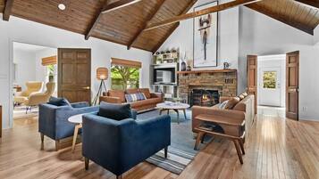 Televisión, chimenea, videojuegos y oficina