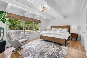 4 bedrooms, desk, iron/ironing board, WiFi - Sunny Chalet - 1 block to Bentonville DT-Sleeps 10 (Bentonville)