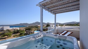 Un bain à remous avec vue sur la mer et les montagnes.