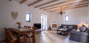 Superior Villa Ino | Wohnbereich | 45-Zoll-Smart-TV mit Digitalempfang, Fernseher, Kamin