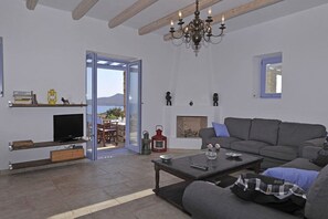 Superior Villa Ino | Wohnbereich | 45-Zoll-Smart-TV mit Digitalempfang, Fernseher, Kamin