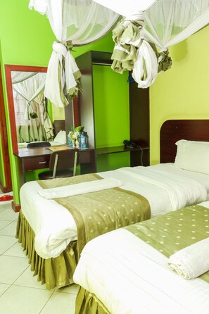 Shower, towels - Nelis Park Hotel (Nairobi)