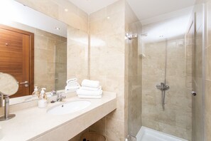 Badewanne, Haartrockner, Handtücher