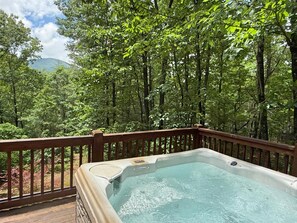 Outdoor spa tub - Yonah View Lodge - 2 BR Cabin w/ Spacious Decks, Hot Tub, Fire Pit, Near Helen (Cleveland)