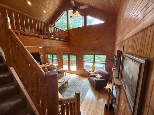 Yonah View Lodge - 2 BR Cabin w/ Spacious Decks, Hot Tub, Fire Pit, Near Helen