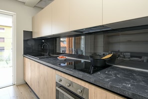 Een koelkast, een oven, een vaatwasser, een koffiezetapparaat/waterkoker
