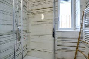 Shower, hair dryer, bidet, towels