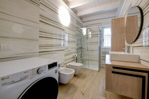 Shower, hair dryer, bidet, towels