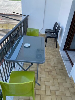 Outdoor dining - B&B PERNA PANORAMIC ROOMS NAPLES (Torre del Greco)