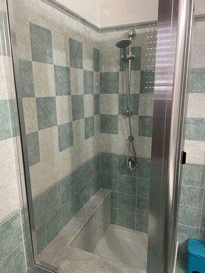 Chuveiro, secador de cabelo, bidê, toalhas de banho
