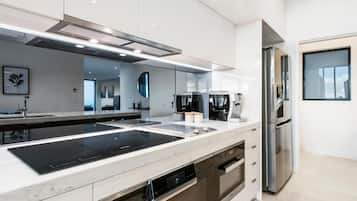 Refrigerador, microondas, horno, placa de cocina