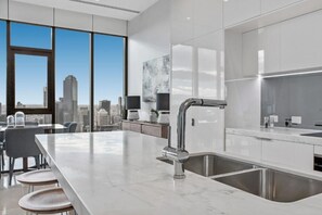 Refrigerador, microondas, horno, placa de cocina