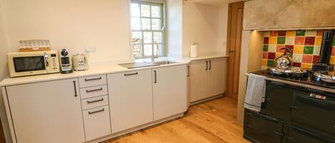 Feriehus | Privat køkken | Køleskab, opvaskemaskine, elkedel, brødrister