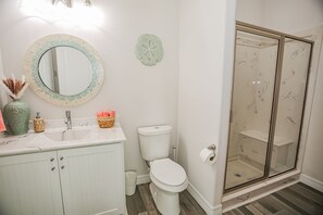 Shower, hair dryer, towels - New, 4 Bed/3 Bath 3rd Row with Amazin bunkroom~2 Min Walk to Beach (Surfside Beach)