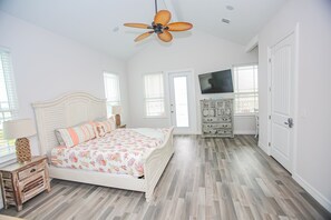 4 bedrooms, free WiFi, bed sheets - New, 4 Bed/3 Bath 3rd Row with Amazin bunkroom~2 Min Walk to Beach (Surfside Beach)
