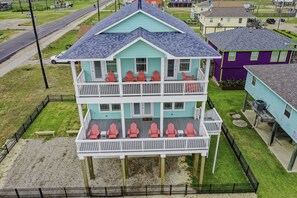 Exterior - New, 4 Bed/3 Bath 3rd Row with Amazin bunkroom~2 Min Walk to Beach (Surfside Beach)