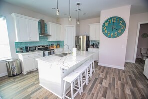 ثلاجة، ميكروويف، فرن، موقد طهي مسطح