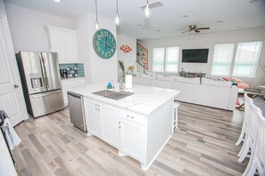 Interior - New, 4 Bed/3 Bath 3rd Row with Amazin bunkroom~2 Min Walk to Beach (Surfside Beach)