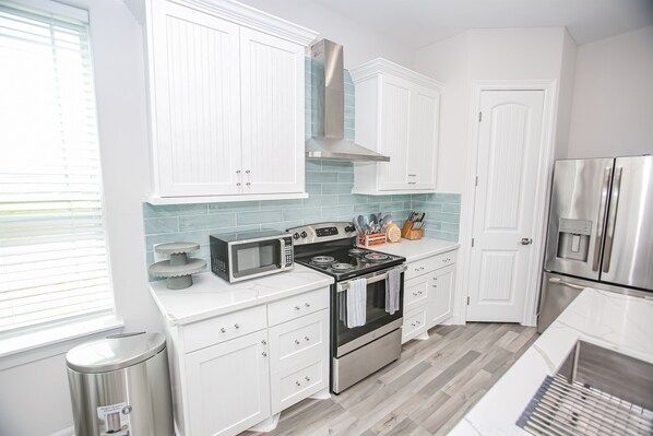 Fridge, microwave, oven, stovetop - New, 4 Bed/3 Bath 3rd Row with Amazin bunkroom~2 Min Walk to Beach (Surfside Beach)