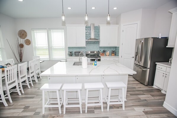 ثلاجة، ميكروويف، فرن، موقد طهي مسطح