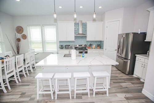 New, 4 Bed/3 Bath 3rd Row with Amazin bunkroom~2 Min Walk to Beach