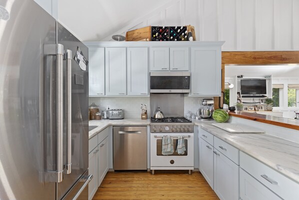 Een vaatwasser, een koffiezetapparaat/waterkoker