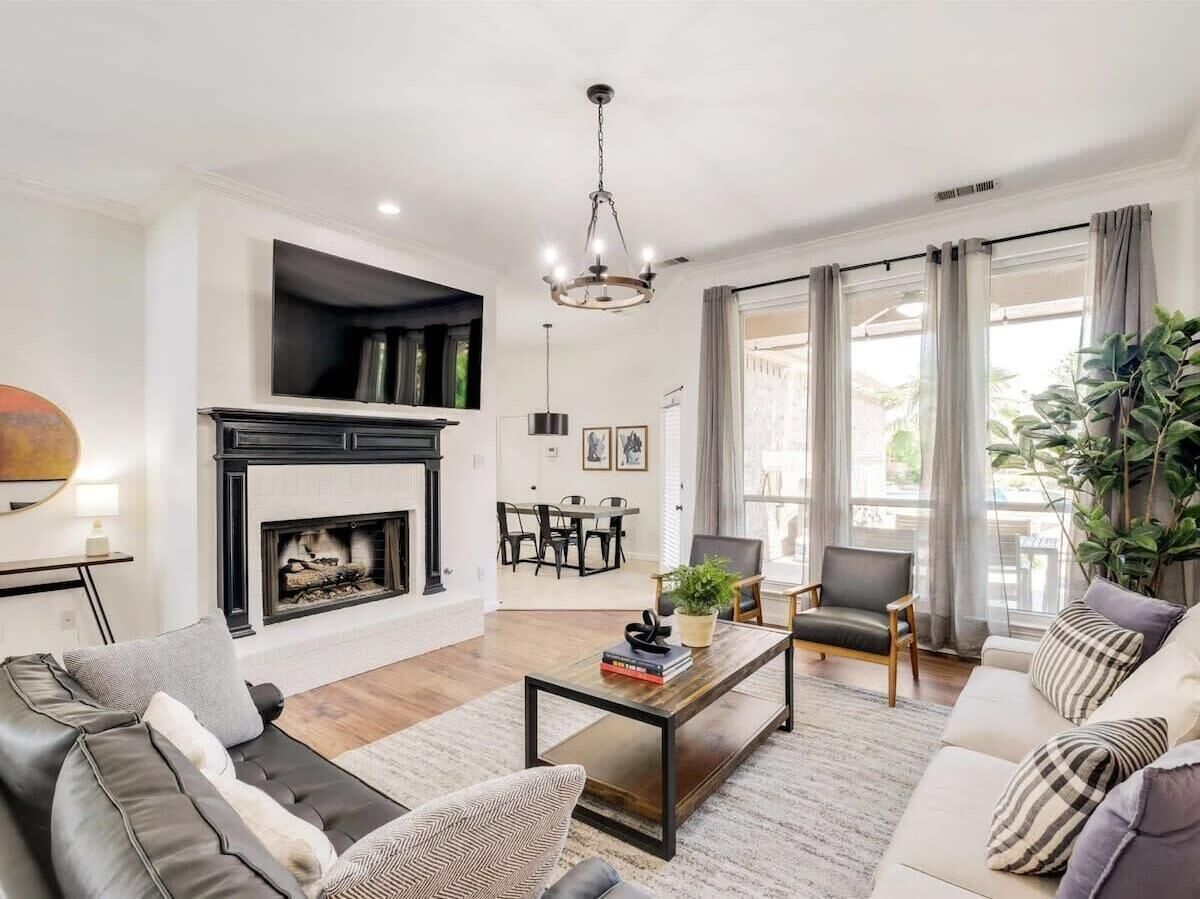 TV, caminetto, tavolo da calcetto, impianto stereo