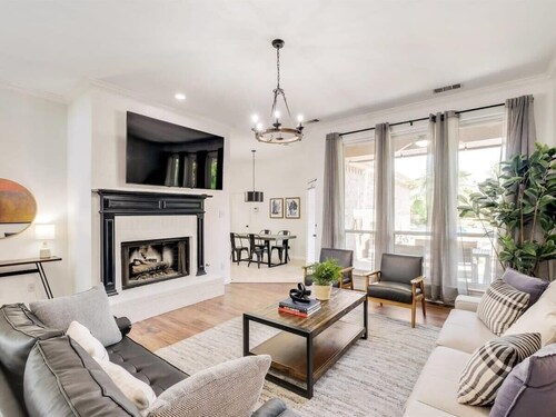 Southern Charm & Luxury Living - BBQ & Pool