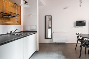 Refrigerador, microondas, cafetera y tetera y tetera eléctrica 