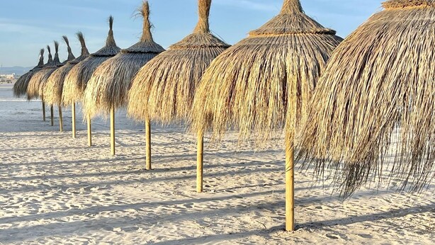 A row of thatched umbrellas on a sandy beach. - APARTBEACH LOS JUNCOS 1 RESIDENTIAL (La Pineda)