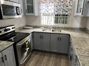 Refrigerador, microondas, parrilla de estufa y tetera eléctrica