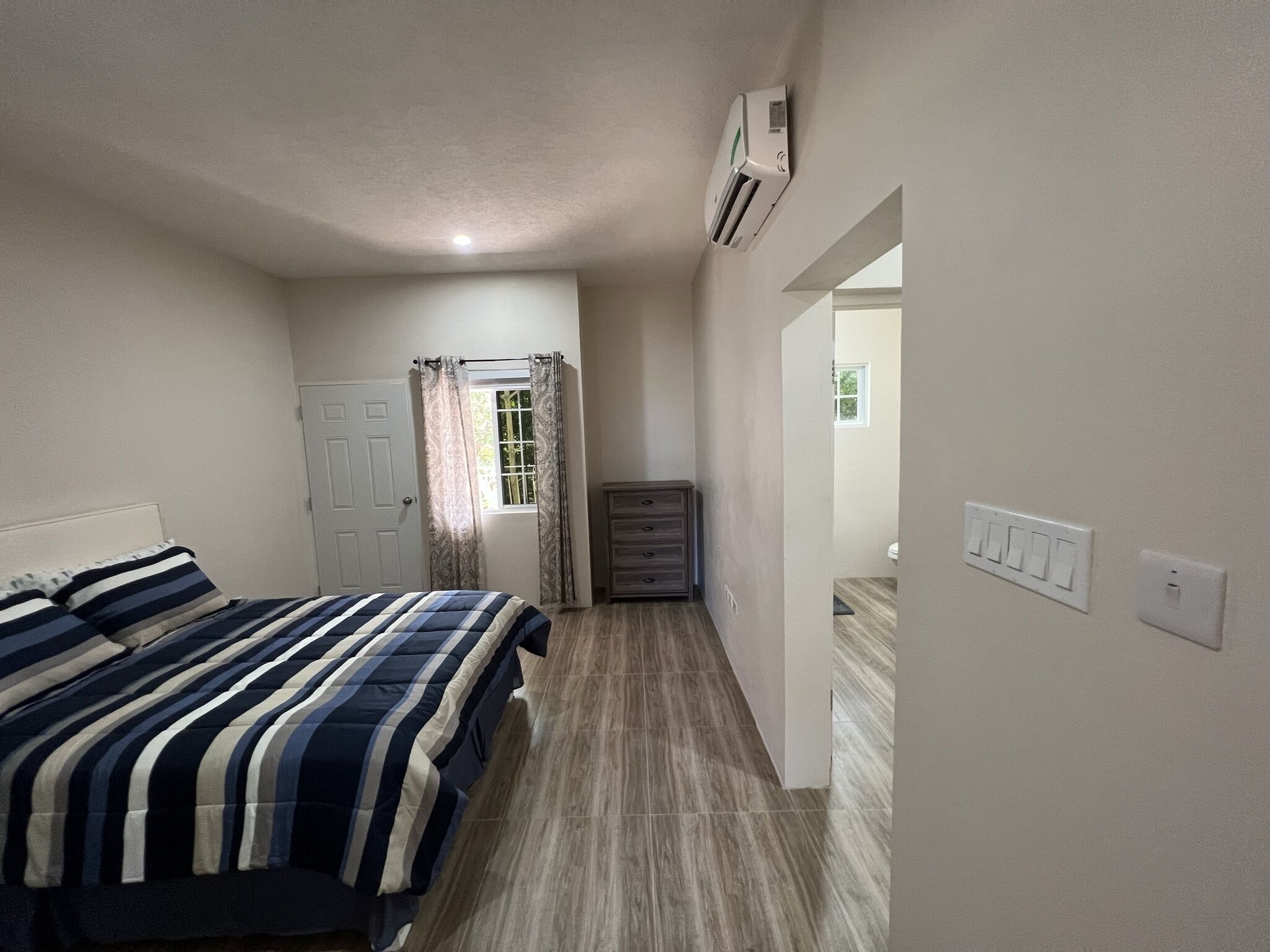 3 habitaciones, tabla de planchar con plancha y wifi gratis 