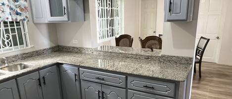 Refrigerador, microondas, parrilla de estufa y tetera eléctrica