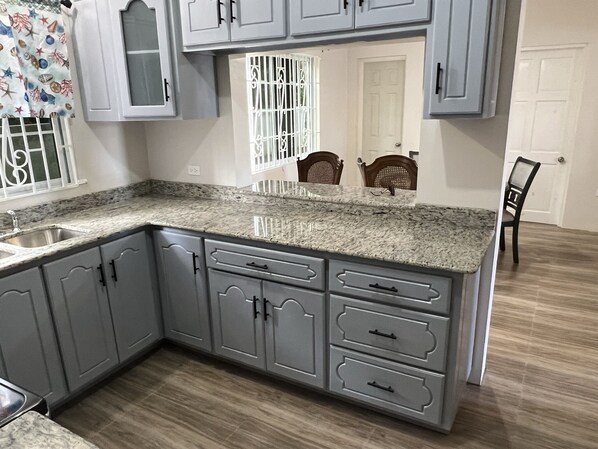 Refrigerador, microondas, parrilla de estufa y tetera eléctrica