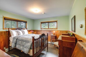 3 bedrooms, desk, iron/ironing board, Internet - Cozy Baileys Harbor Cottage on Lake Michigan! (Baileys Harbor)