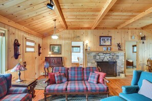 TV, fireplace, DVD player, video library - Cozy Baileys Harbor Cottage on Lake Michigan! (Baileys Harbor)